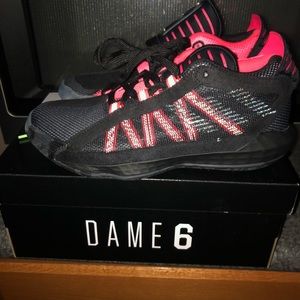 Boys Adidas DAME 6 NIB size 5.5